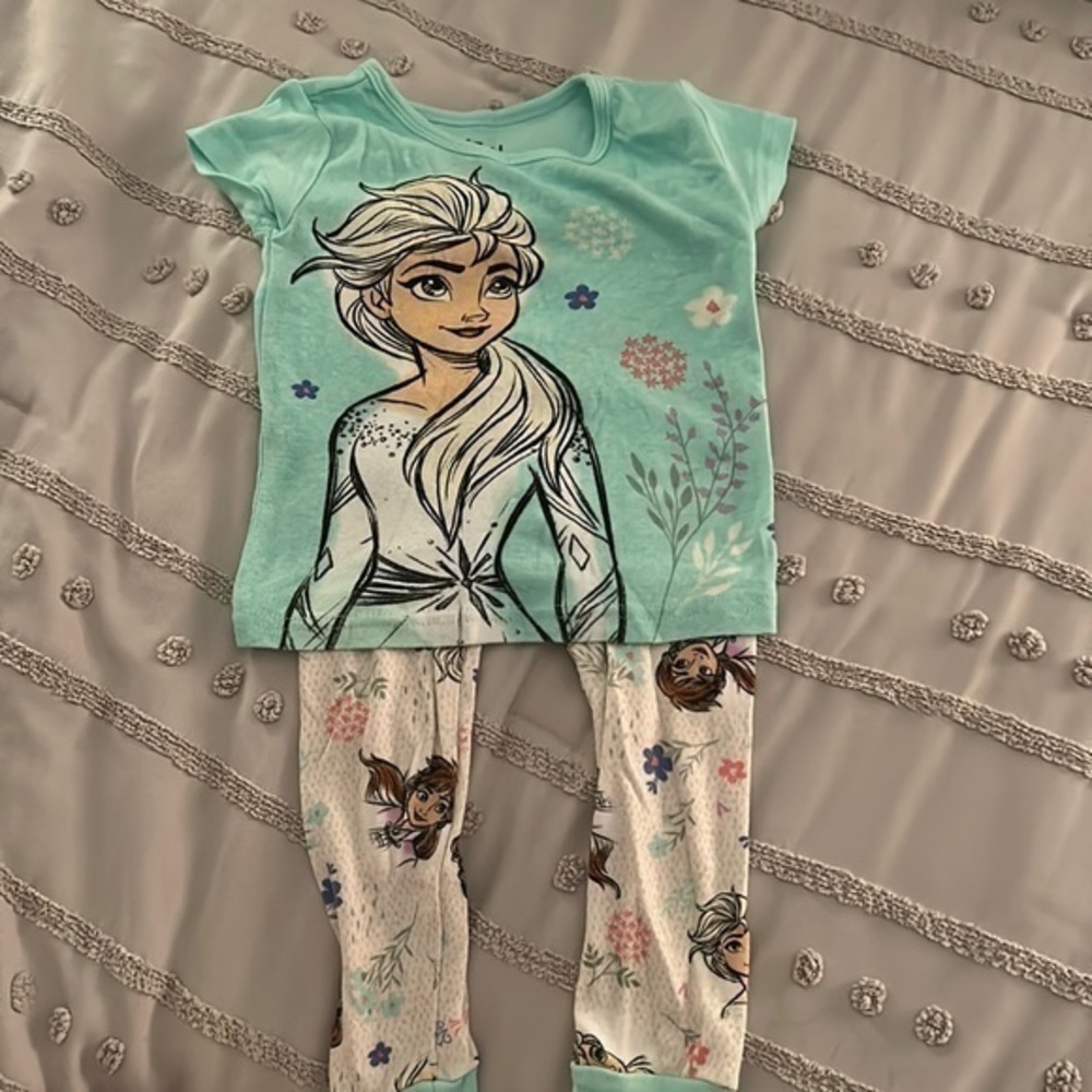 Frozen pj set. Size 4